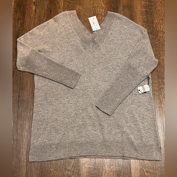 NWT•Subtle Luxury •100% Cashmere Reversible Easy V-Neck Sweater• - Picture 5 of 11